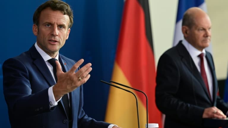 Le président français Emmanuel Macron (G) et le chancelier allemand Olaf Scholz lors d'une conférence de presse à Berlin le 9 mai 2022