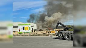Un incendie dans un centre de tri de la ville d'Istres, le vendredi 8 avril 2022.