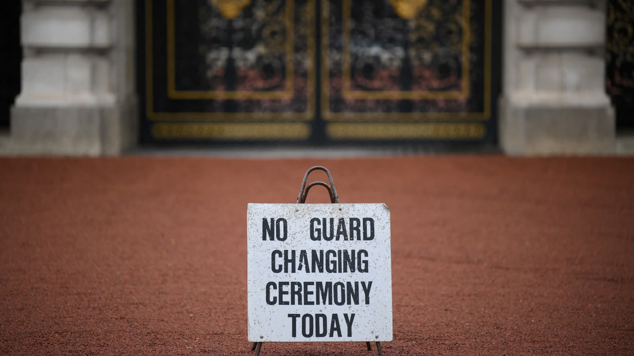 Un panneau indiquant "Pas de cérémonie de relève de la garde aujourd'hui" est affiché dans la cour du palais de Buckingham, dans le centre de Londres, le 8 septembre 2022. 