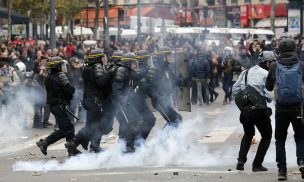 Des forces de l'ordre face aux manifestants place de la République, dimanche 29 novembre 2015.
