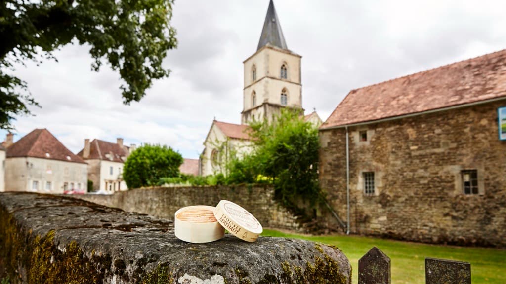 Le fromage l'Époisses devant l'église du village de Côte d'Or. Le fromage l'Époisses devant l'église du village de Côte d'Or.