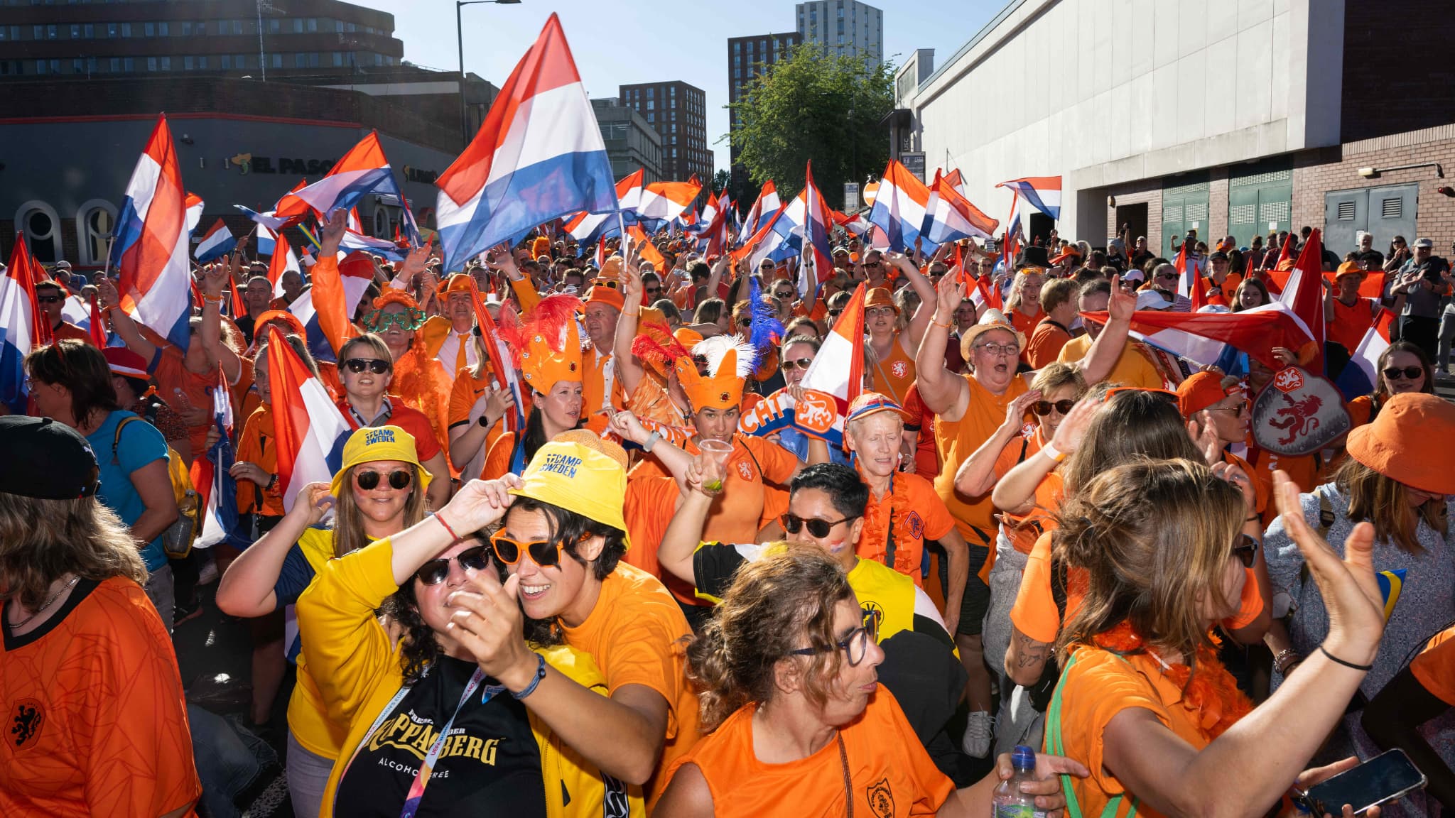 Er worden 40.000 fans verwacht in de stad en bijna 20.000 in het stadion. Nederlandse fans komen naar buiten om de Blues neer te halen