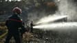 Les sapeurs-pompiers luttent pour combattre ce qu'il reste de l'incendie dans l'Aude et éviter qu'il ne reparte, à Albas, le 9 août 2025
