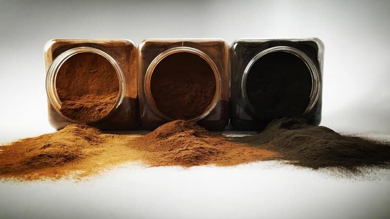 La farine de café est un produit sain et éthique. Les pâtissiers et les grands chefs l'adoptent pour préparer des préparation sucrées et salées.