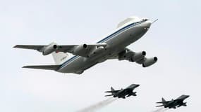 Un Iliouchine Il-80 russe escorté par des chasseurs près de la Place Rouge à Moscou le 4 mai 2010