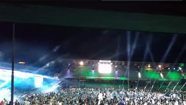 Les membres du projet Rockin'1000 jouant Smells like teen spirit.