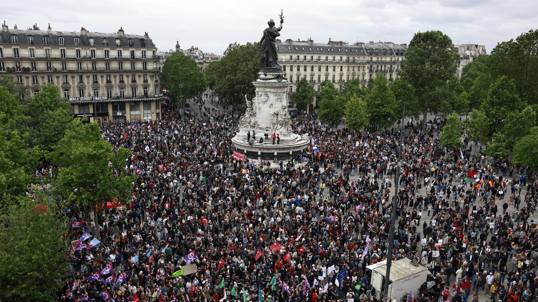 Des manifestants réunis contre l'extrême droite place de la République à Paris, pendant la campagne des législatives, le 15 juin 2024 Des manifestants réunis contre l'extrême droite place de la République à Paris, pendant la campagne des législatives, le 15 juin 2024