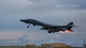 Un bombardier B-1B Lancer décolle de la base militaire Andersen, sur l'île de Guam, le 10 octobre 2017