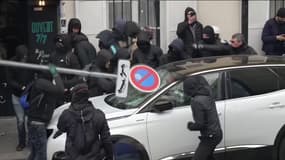 La voiture d'un médecin en train d'être dégradée lors de la manifestation du 7 mars à Paris.