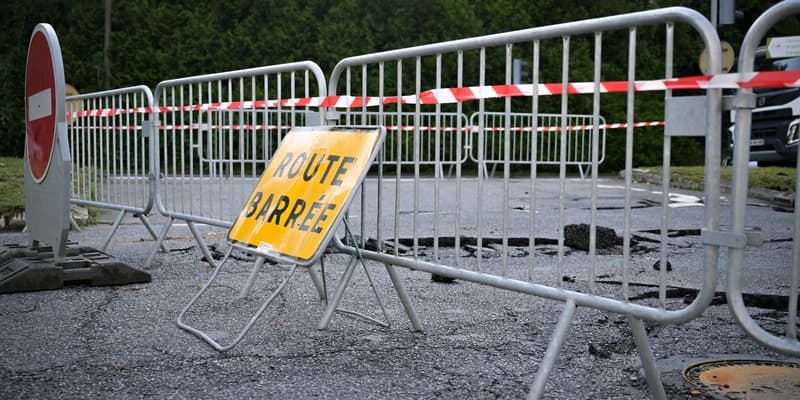 Une photo d'illustration d'une route barrée.