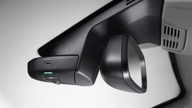 Sur les derniers modèles de Citroën, pas encore de boite noire mais une caméra qui peut enregistrer une vidéo des dernières secondes avant un accident.