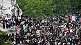 Plusieurs milliers de personnes se sont rassemblés place de la République pour dénoncer les violences policières et le racisme, à Paris le 13 juin 2020