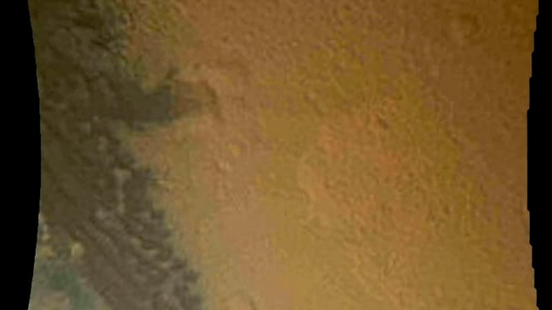 Quelques heures après son arrivée sur Mars, le robot Curiosity a transmis la première image en couleur de son environnement tandis qu'un engin-soeur en orbite photographiait les déchets divers laissé par le rover au cours de sa périlleuse descente. /Image