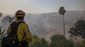 Un pompier combat le Getty Fire sur les collines de Los Angeles
