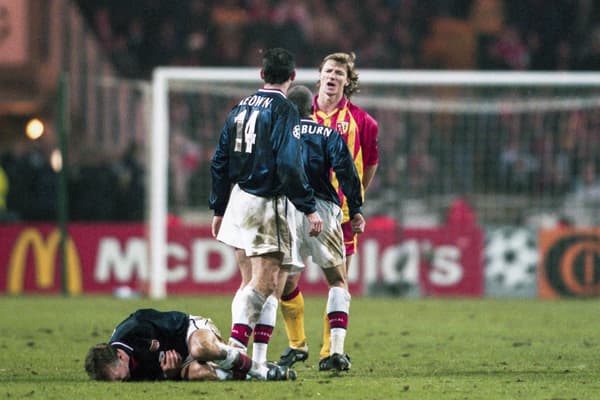 Martin Keown et Nigel Winterburn invectivent Tony Vairelles après la simulation de Lee Dixon lors d'Arsenal-Lens (0-1), le 25 novembre 1998