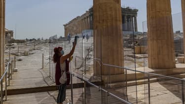 "Les arrivées seront en baisse d'au moins 70%", a affirmé à la chaîne privée grecque Skai TV un représentant des hôteliers, Grigoris Tasios, ajoutant qu'au maximum huit à neuf millions de visiteurs étaient attendus cette année.