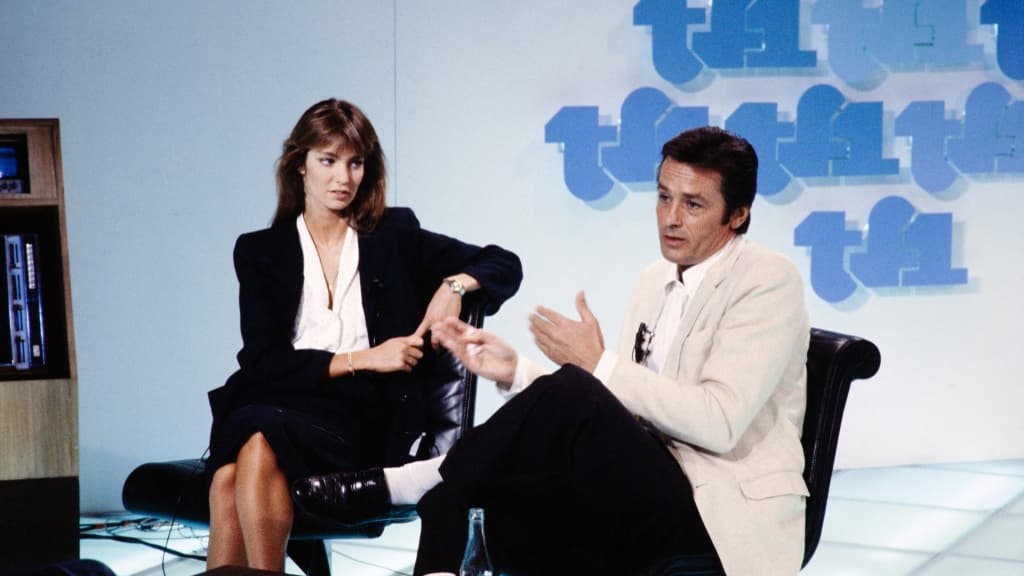 Anne Parillaud et Alain Delon en septembre 1981 sur le plateau de TF1