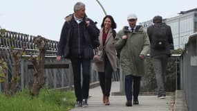 Des salariés de plusieurs entreprises escortés par des vigiles dans le quartier de Rosa Parks. 
