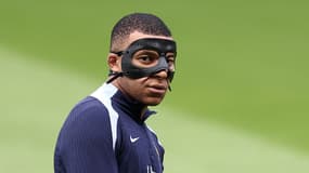 Kylian Mbappé à l'entraînement avec son nouveau masque, le 23 juin 2024.