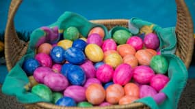 Des œufs de Pâques colorés (PHOTO D'ILLUSTRATION)