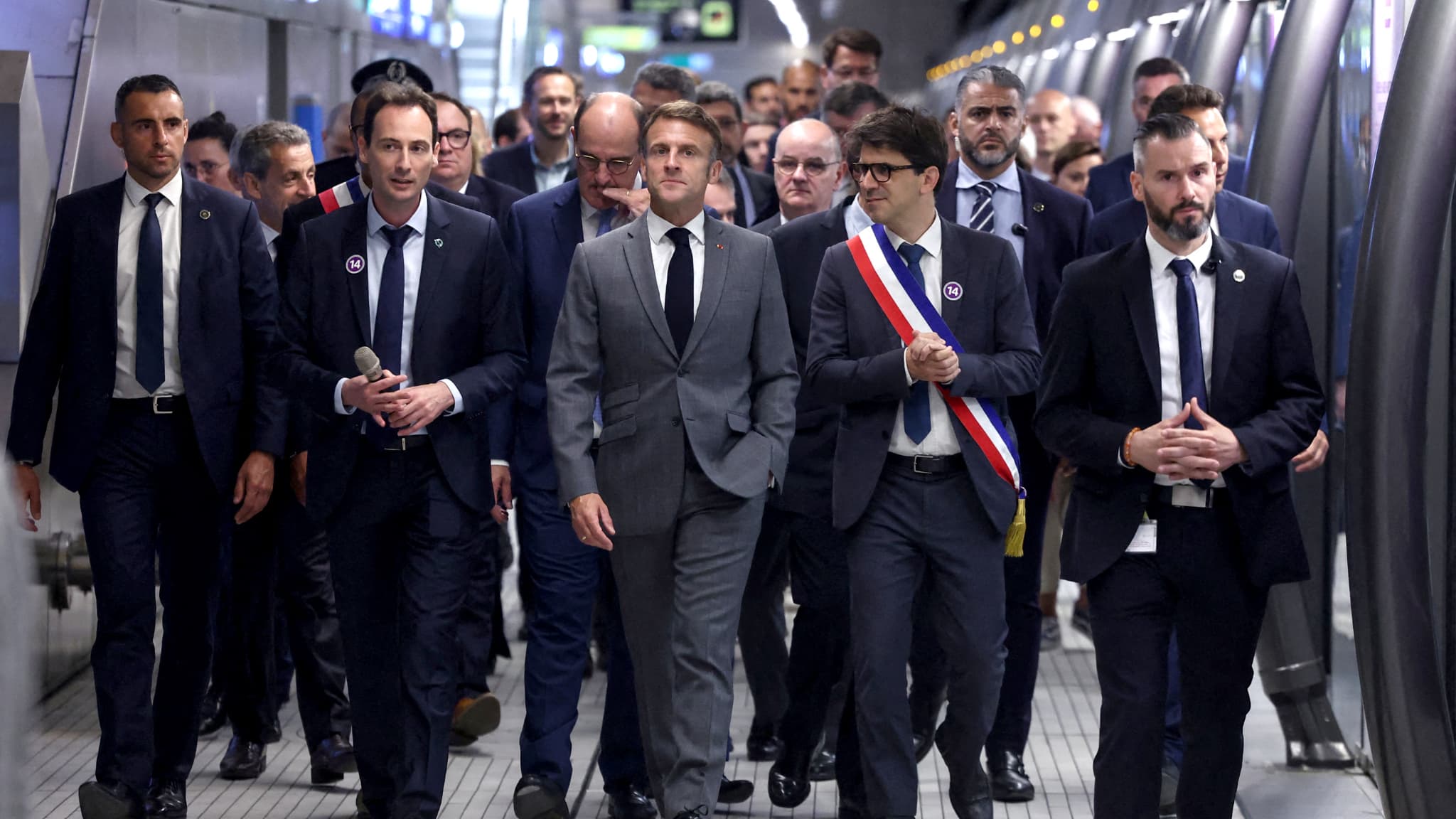 Emmanuel Macron sur le quai de la station Mairie de Saint-Ouen avant l'inauguration de la nouvelle station Saint-Denis Pleyel et du prolongement de la ligne 14 entre Saint-Denis et l'aéroport d'Orly, le 24 juin 2024, un mois avant les Jeux olympiques de Paris 2024. Emmanuel Macron sur le quai de la station Mairie de Saint-Ouen avant l'inauguration de la nouvelle station Saint-Denis Pleyel et du prolongement de la ligne 14 entre Saint-Denis et l'aéroport d'Orly, le 24 juin 2024, un mois avant les Jeux olympiques de Paris 2024.