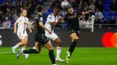 Melvine Malard au duel avec Laura Wienroither lors du match OL-Arsenal, à Lyon le 19 octobre 2022