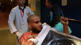 Un Libyen blessé lors du siège de Misrata à son arrivée à Benghazi à bord d'un navire affrété par l'Organisation internationale pour les migrations (OIM), lundi. Le recours par l'armée libyenne à des bombes à sous-munitions et aux armes lourdes à Misrata