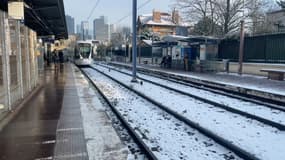 Un tramway francilien sous la neige, le 18 janvier 2024. 