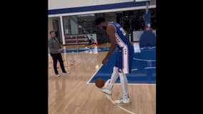 Joel Embiid en pleine série de jongles