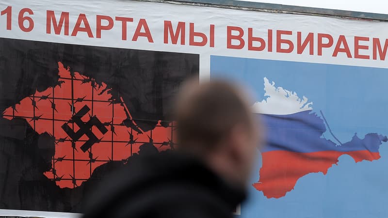 A Sébastopol, une affiche annonçant le référendum du 16 mars, en Crimée, assimile le gouvernement de Kiev à un gouvernement nazi.