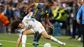 Tyrell Malacia (au second plan) au duel avec Mattéo Guendouzi (au premier plan) lors de la demi-finale de Ligue Europa Conférence en 2022.