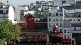 L'appartement où vivait l'écrivain français Jacques Prévert (à l'arrière gauche) et celui où vivait l'écrivain français Boris Vian (à l'arrière centre) au-dessus du cabaret du Moulin Rouge à Paris. Photographie prise le 25 avril 2024.
