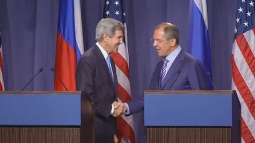 Poignée de mains entre John Kerry et Sergueï Lavrov ce jeudi 12 septembre