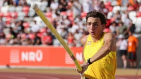 Armand Duplantis lors du concours de saut à la perche à Budapest, le 12 août 2025.
