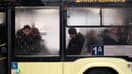 Des passagers montent dans un bus à Lviv, en Ukraine, par une froide matinée du 27 janvier 2026. 
