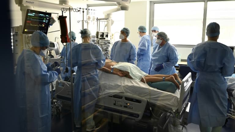 Le personnel médical autour d'un patient atteint du Covid-19 dans l'unité de soins intensifs des Hôpitaux universitaires de Strasbourg (HUS), le 28 juillet 2021