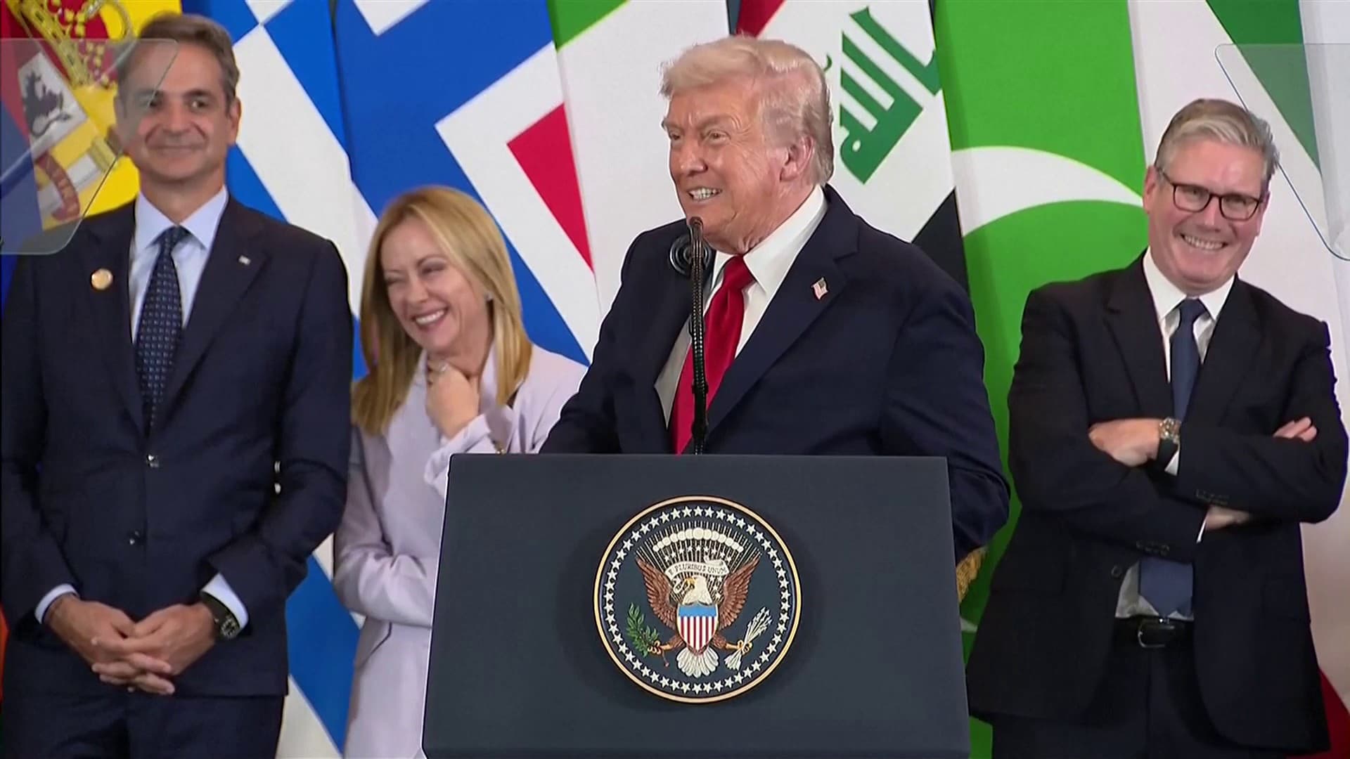 "J'AI DU MAL À CROIRE QUE TU FAIS PROFIL BAS": LA PIQUE DE DONALD TRUMP À EMMANUEL MACRON LORS DU SOMMET POUR LA PAIX À GAZA