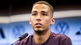 Le footballeur allemand Thilo Kehrer en conférence de presse, à Francfort le 21 septembre 2022
