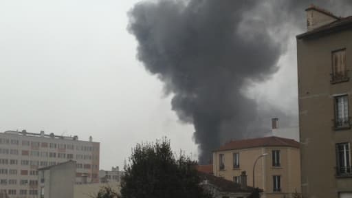 Une fumée noire est visible dans le sud de Paris après un incendie dans un magasin de pneus