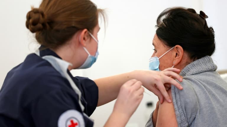 Un patient reçoit une injection du vaccin d'Oxford/AstraZeneca contre le Covid-19 à Bath (Royaume-Uni) le 27 janvier 2021.