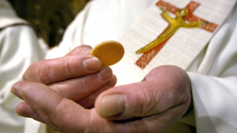 Un ancien prêtre catholique de 48 ans condamné à 12 ans de réclusion par la cour criminelle de Saint-Denis de La Réunion pour viols et agressions sexuelles sur une mère de famille et son fils mineur
