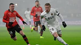 Melvin Bard couvert par Benjamin Bourigeaud lors de Rennes-Nice, 13 janvier 2024