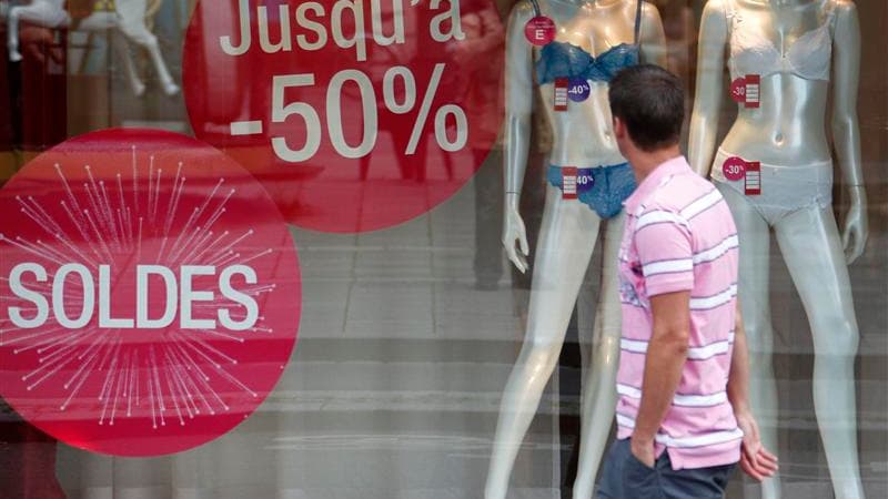 Les soldes d'été ont commencé ce mercredi et dureront cinq semaines dans la plupart des régions françaises. Cette période représente une aubaine pour des consommateurs un peu moins enclins à dépenser pendant la crise. /Photo prise le 27 juin 2012/REUTERS/