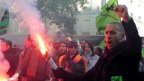 Une grosse centaine de cheminots ont manifesté jeudi après-midi à proximité du siège de l'UMP à Paris pour protester contre la réforme des retraites, selon un journaliste de Reuters TV. /Photo prise le 21 octobre 2010/REUTERS/Gonzalo Fuentes