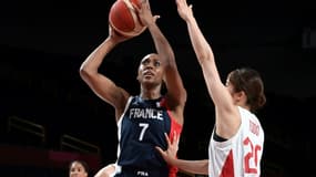 La Française Sandrine Gruda tente de marquer un panier malgré la Japonaise Nanako Todo, lors de leur demi-finale, le 6 août 2021 aux Jeux Olympiques de Tokyo 2020
