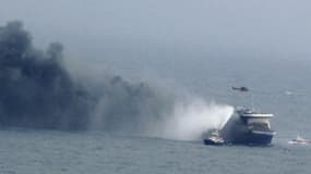  Photo tirée d'une vidéo filmée par l'armée italienne montrant en vue aérienne le Norman Atlantic en feu le 28 décembre 2014. 