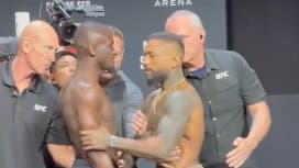 Gomis et Brito se sont chambrés lors de la pesée cérémoniale de l'UFC Paris 2024.