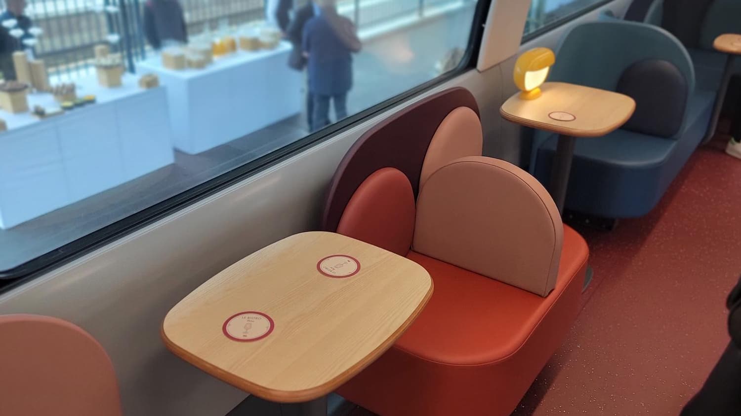 Les espaces de la voiture Bistro du TGV M