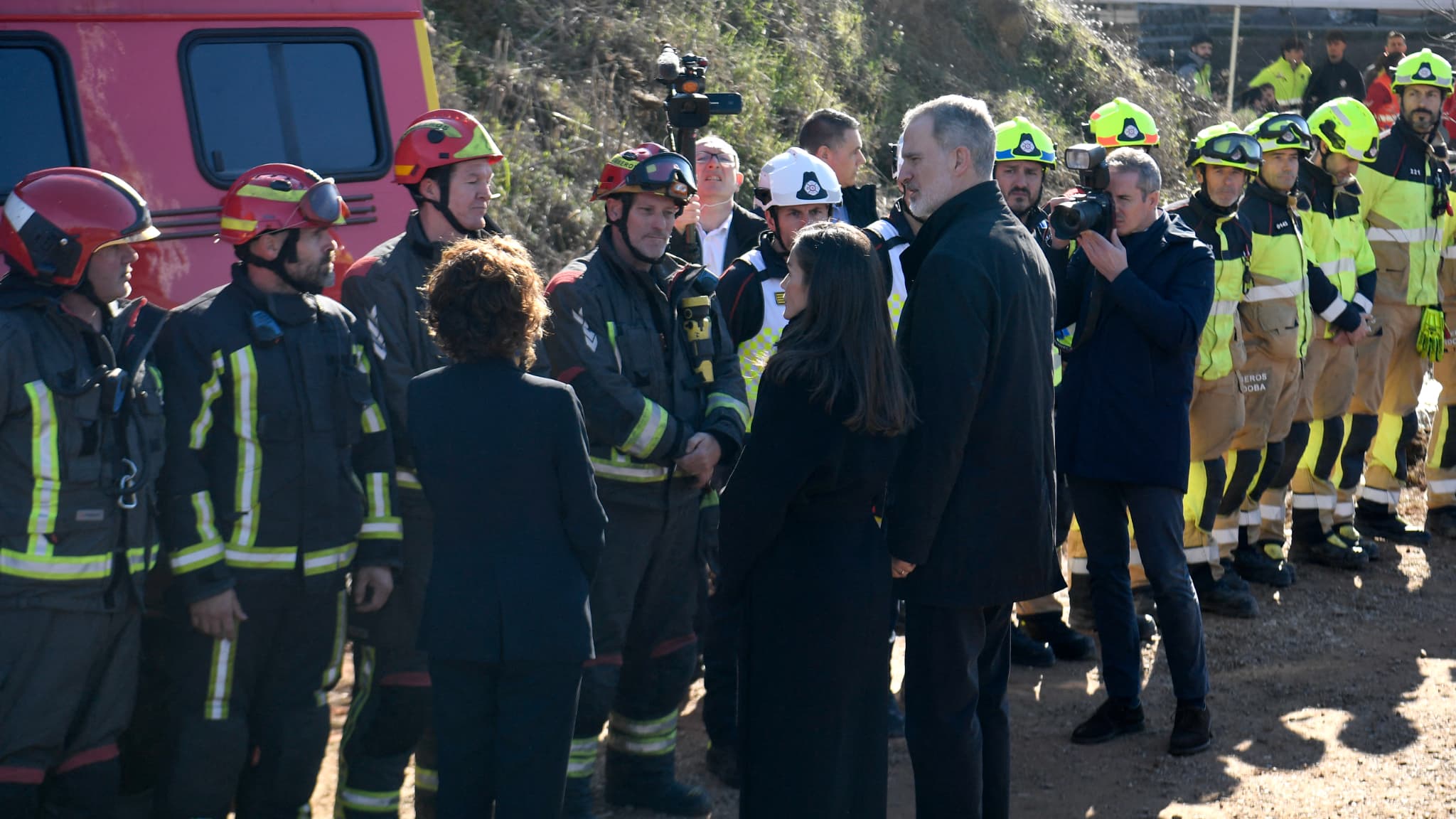Le roi Felipe VI et la reine Letizia d'Espagne ont rencontré les secouristes sur le site de la collision de deux TGV qui a fait au moins 41 morts à Adamuz, dans le sud de l'Espagne, le 20 janvier 2026.