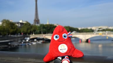 La mascotte des JO de Paris 2024 prise en photo sur le Pont Alexandre-III, au-dessus de la Seine, le 16 août 2023 à Paris